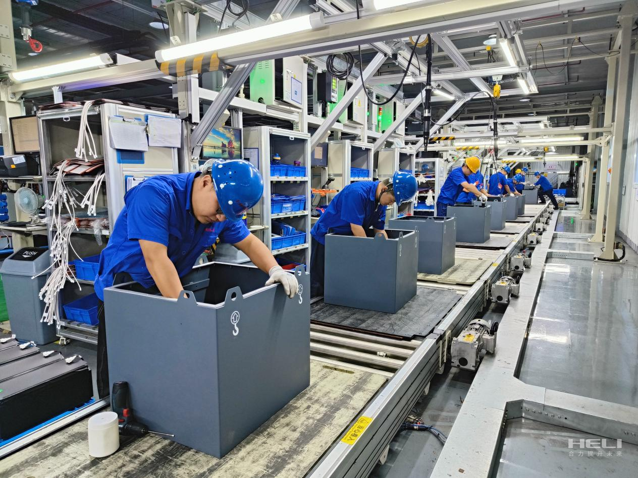 繁忙有序的現(xiàn)場.png 繁忙有序的現(xiàn)場.png