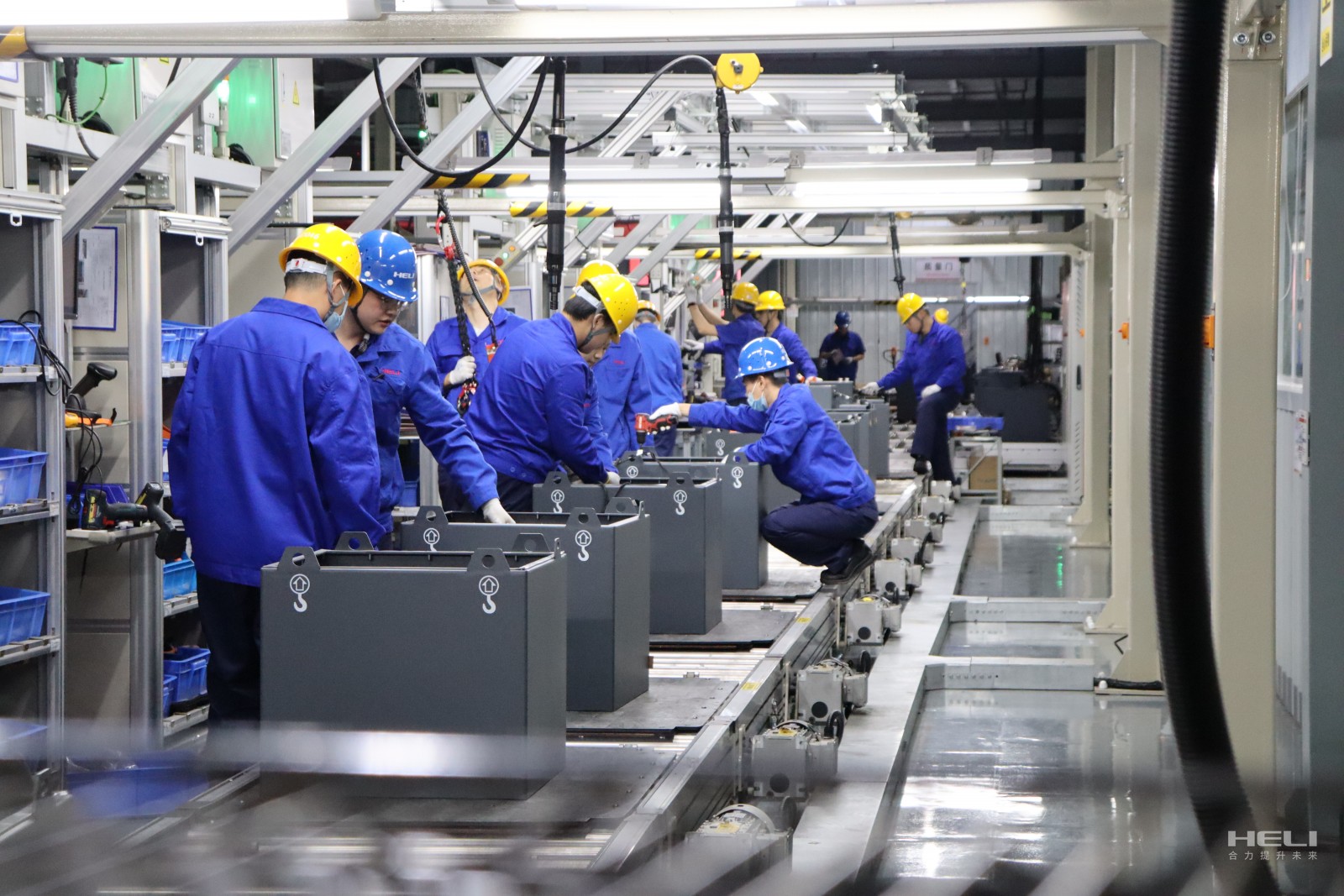 緊張有序的生產線.jpg 緊張有序的生產線.jpg