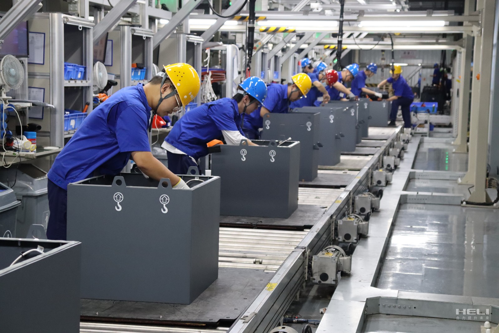 繁忙的鋰電PACK組裝線.jpg 繁忙的鋰電PACK組裝線.jpg