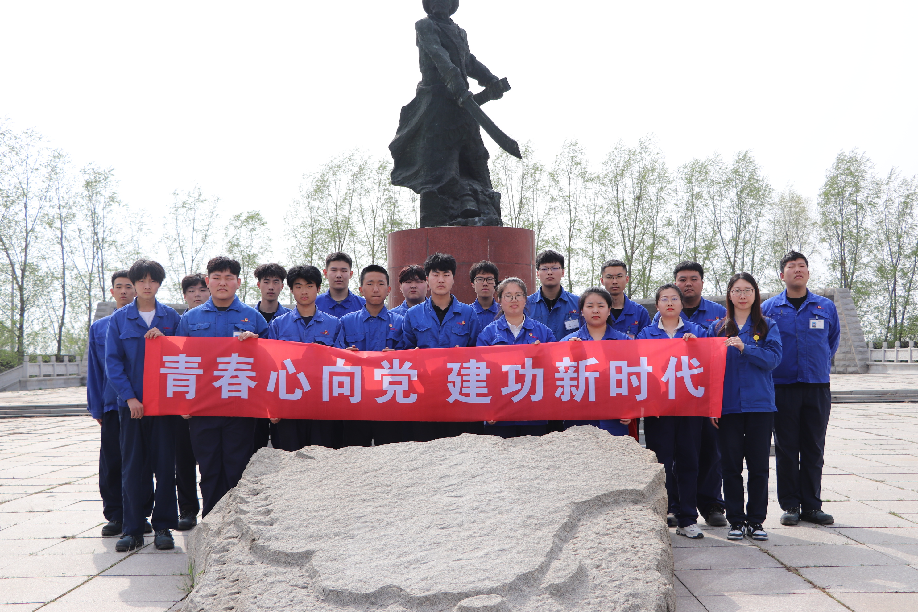 盤錦合力團(tuán)員青年代表集體合影.jpg 盤錦合力團(tuán)員青年代表集體合影.jpg