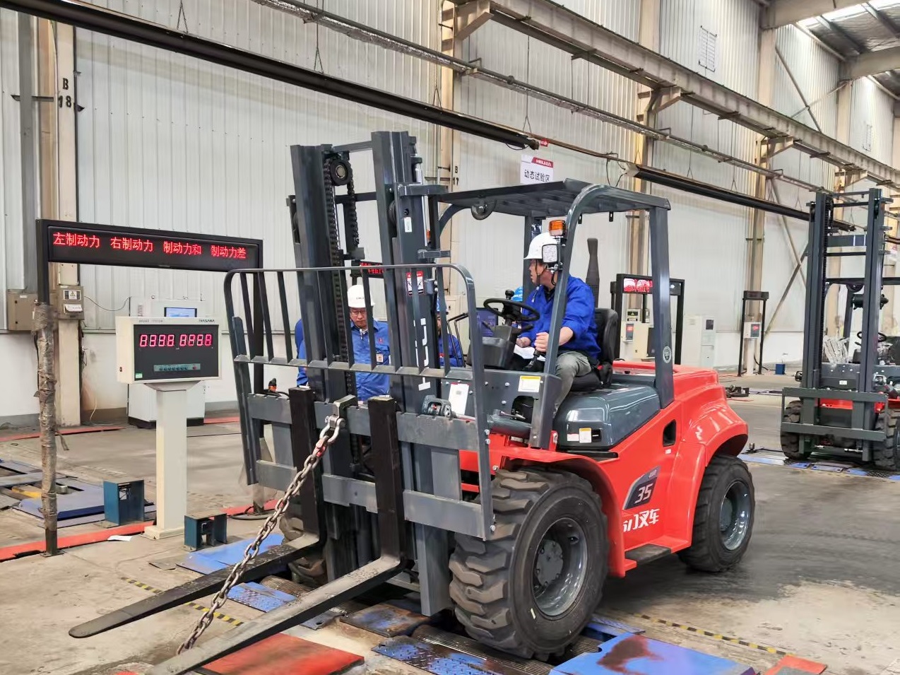 圖5 經濟型越野車總部專家指導 左1圖.jpg