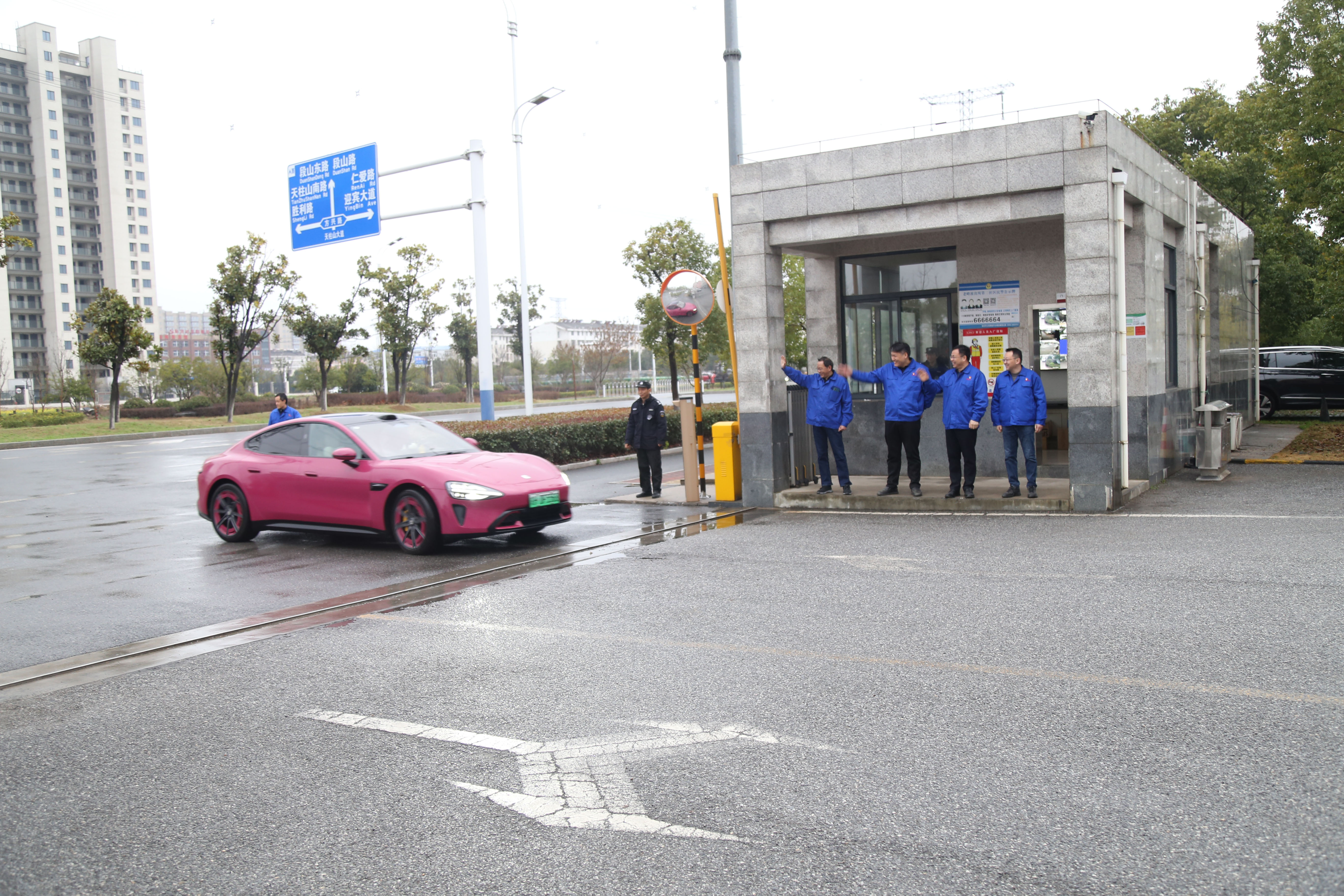 公司領導迎接節后歸來的員工.jpg 公司領導迎接節后歸來的員工.jpg