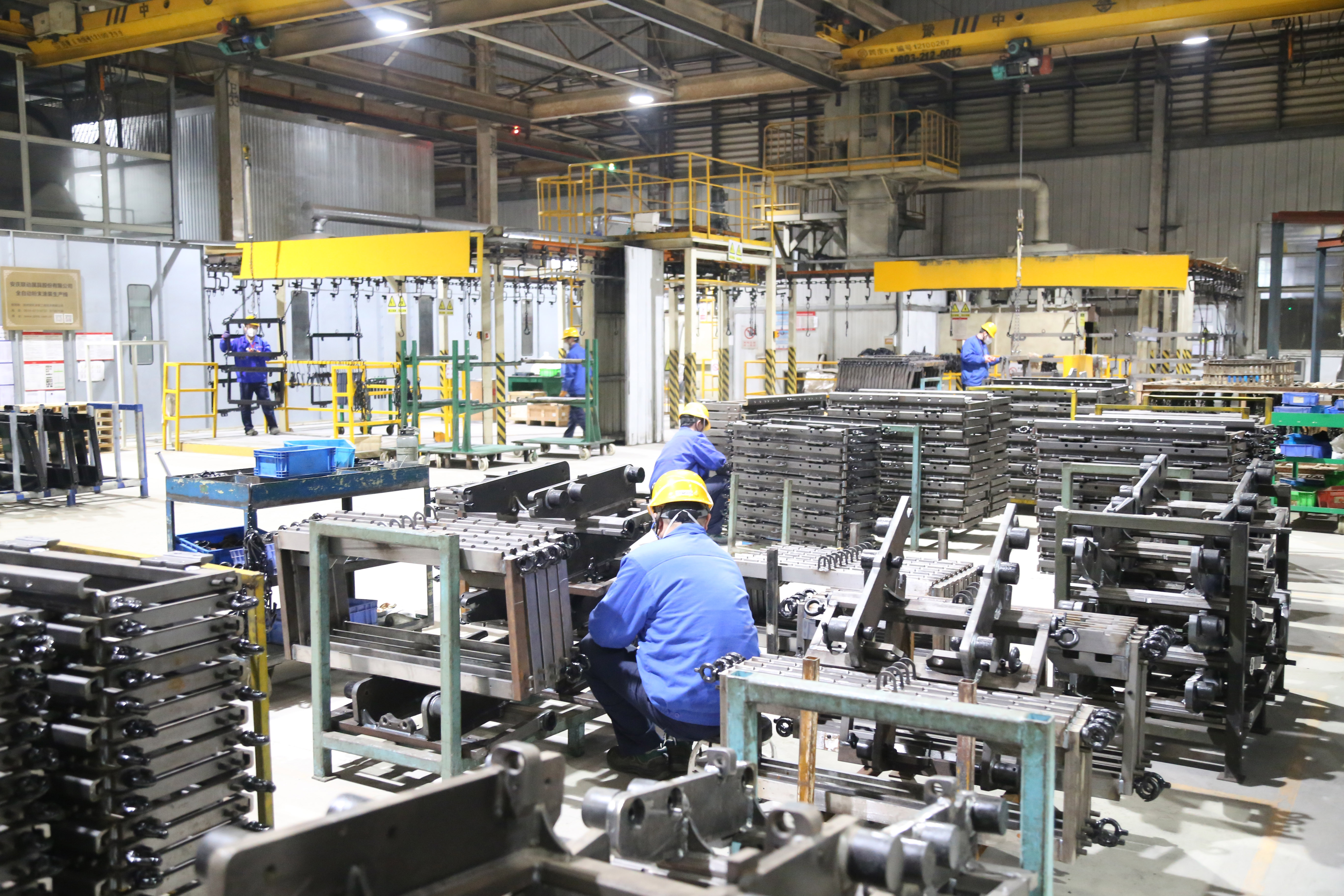 緊張有序的生產現場(二).jpg 緊張有序的生產現場(二).jpg