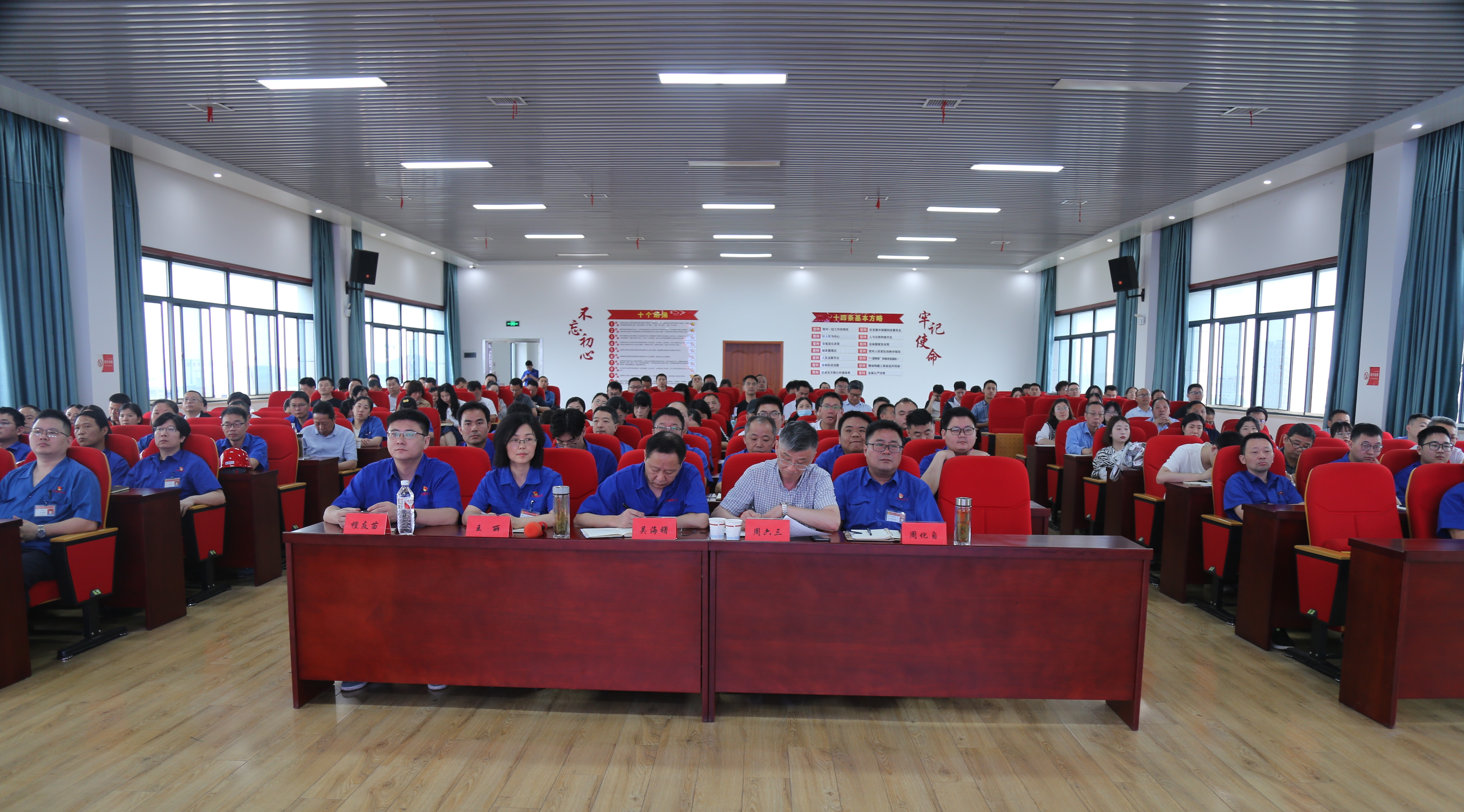 全體黨員干部認真聆聽宣講.JPG 全體黨員干部認真聆聽宣講.JPG