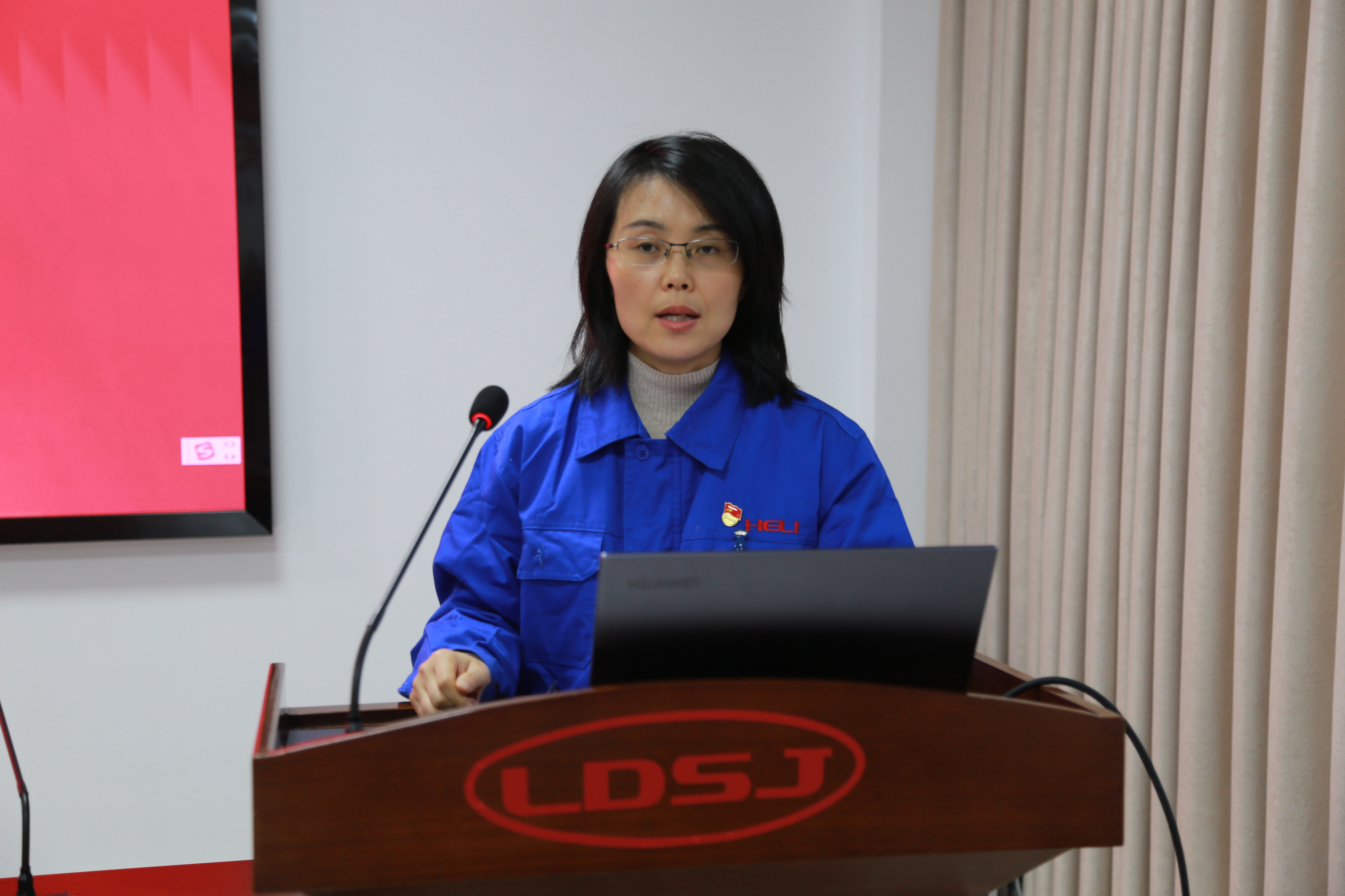 2.公司黨委副書記、紀(jì)委書記王麗主持會議.JPG 2.公司黨委副書記、紀(jì)委書記王麗主持會議.JPG