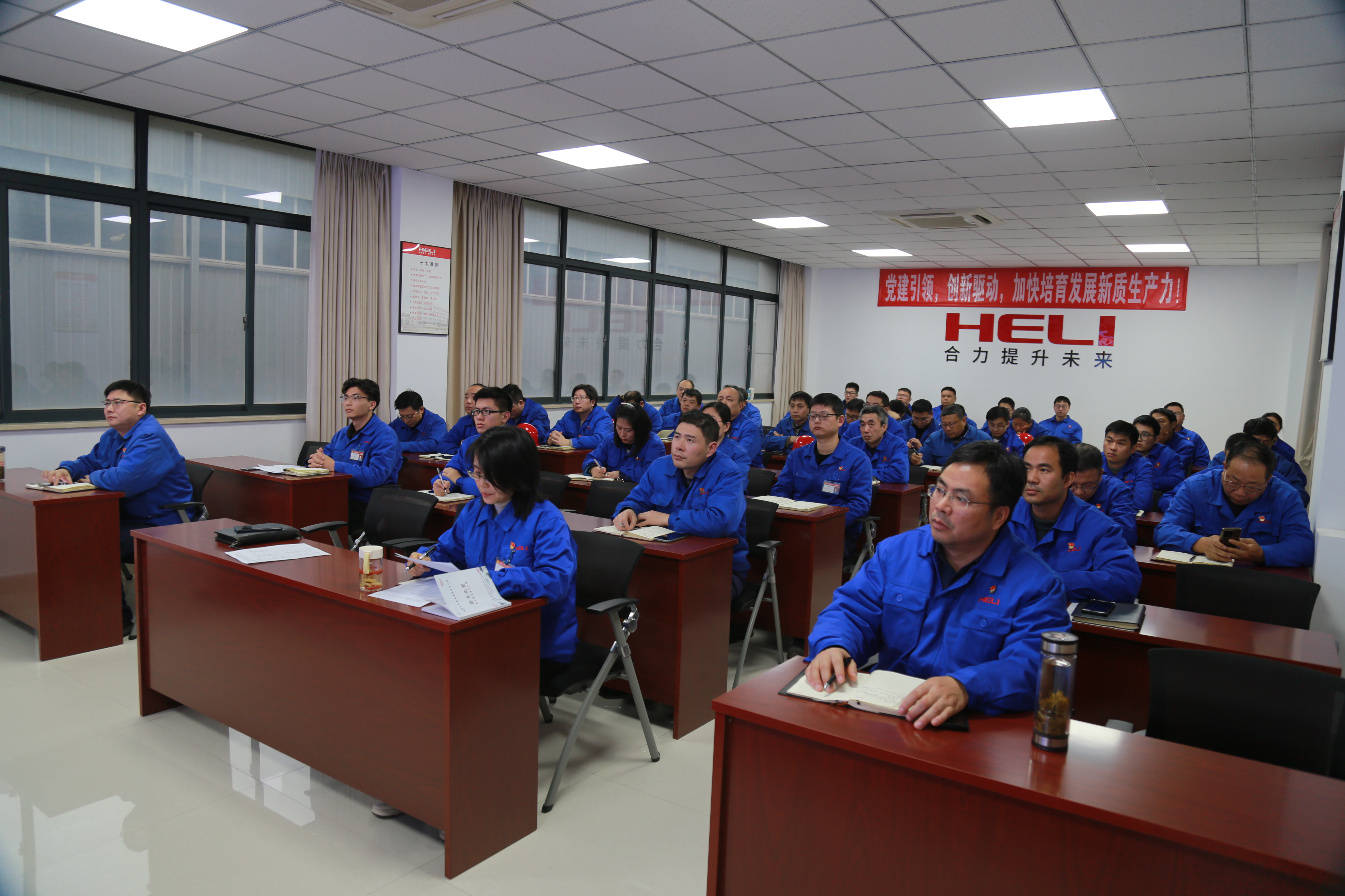 4.會議現(xiàn)場(二).JPG 4.會議現(xiàn)場(二).JPG